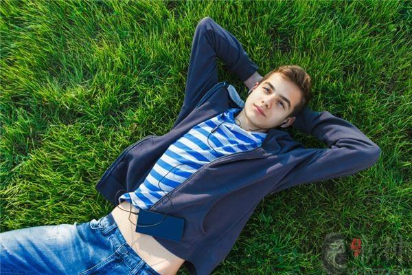 属蛇男喜欢什么生肖女