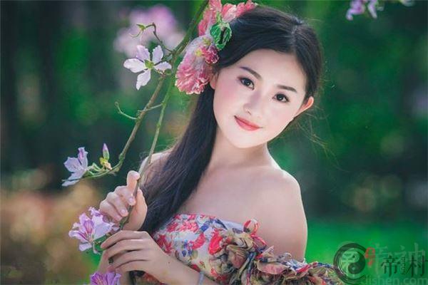 属鸡的女人事业与家庭知多少