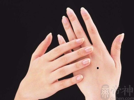 女人手背有痣好不好