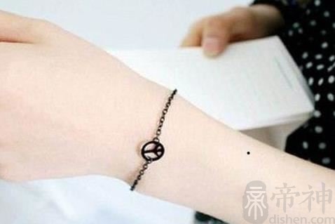 左手臂内侧有痣的女人