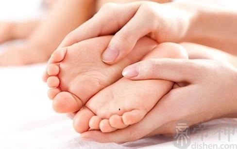 男人右脚底有痣是帝王痣相？