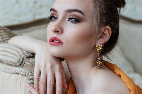 女生左耳朵发热代表什么？