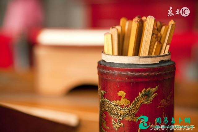 故事：算命的说福根时日不多了，几天后，福根只摔破了头，算命的哑了