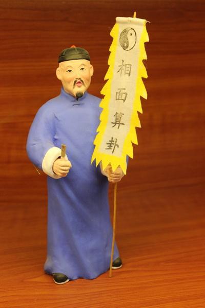 算命先生说他家中有财，他整日在家挖土，竟挖出一口红棺，祸事诞生
