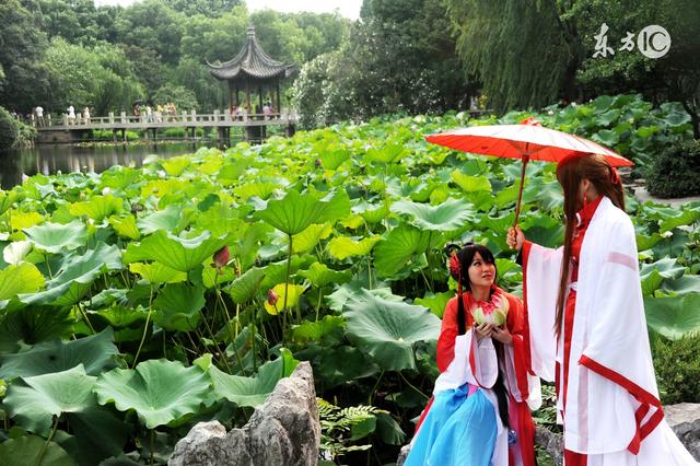 故事：算命的说他活不过三十，船上人都葬身鱼腹，他却幸免于难，后来发现命盘已改