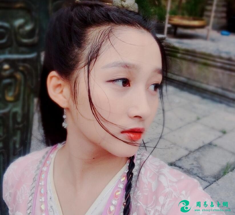 八字分析什么样的女孩，天生就讨男人们喜欢？