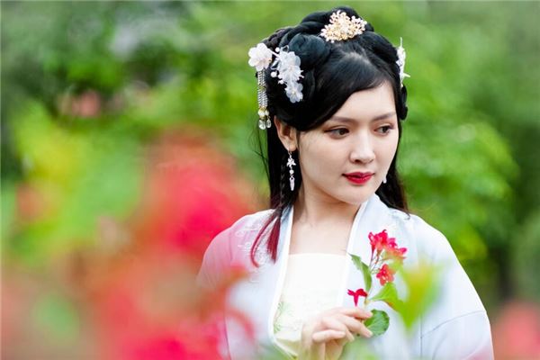 上下嘴唇厚的女人命运