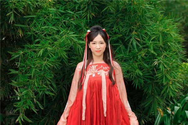 人中一笑有横纹的女人