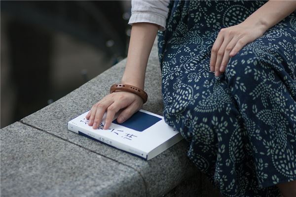 手臂汗毛长的女人面相