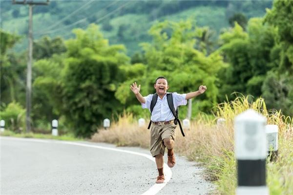 上嘴唇向上翘的男生