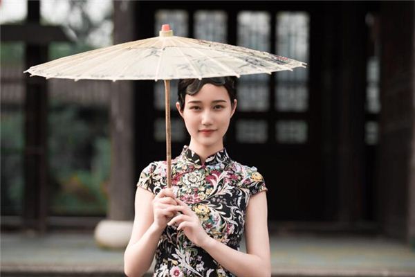 感情线和智慧线中间有十字纹