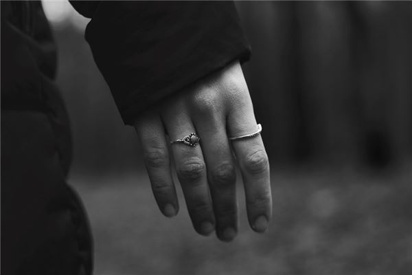 手背有痣的人如何？
