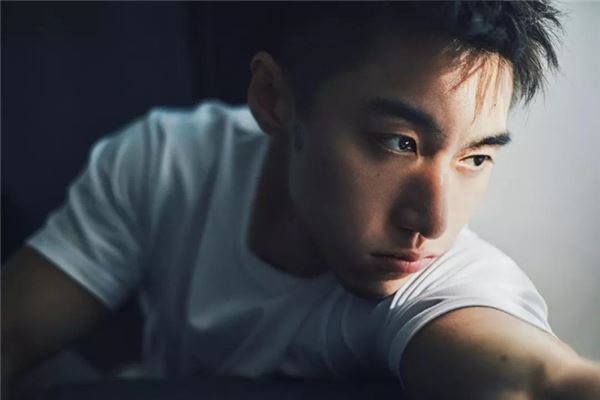 眉毛看相男生是否有富贵命？