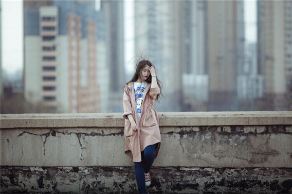 女性人中位置偏右有痣命理