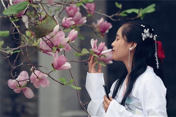 女人身长腿短是苦命吗