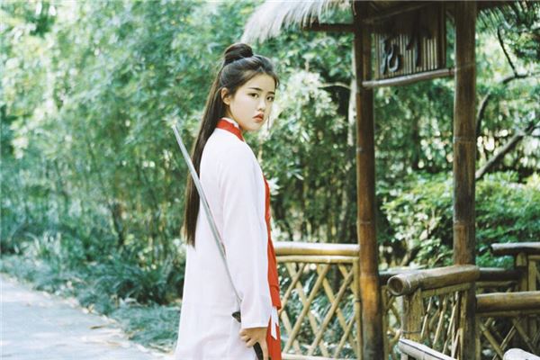 女人脖子左侧有痣命好