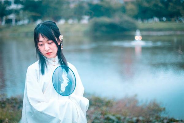 女人额头右上方有痣